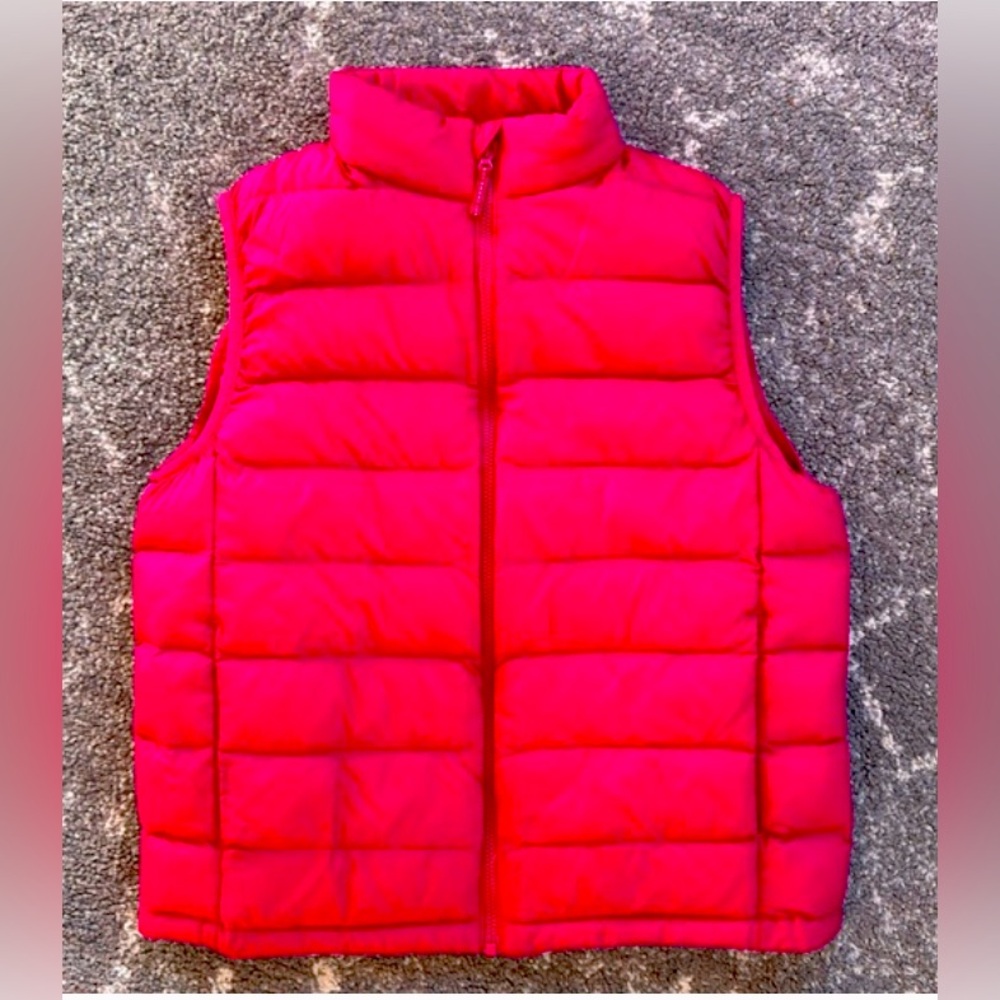 Uniqlo Dark pink puffer vest full zippered winter fall spring  EUC girls 9-10